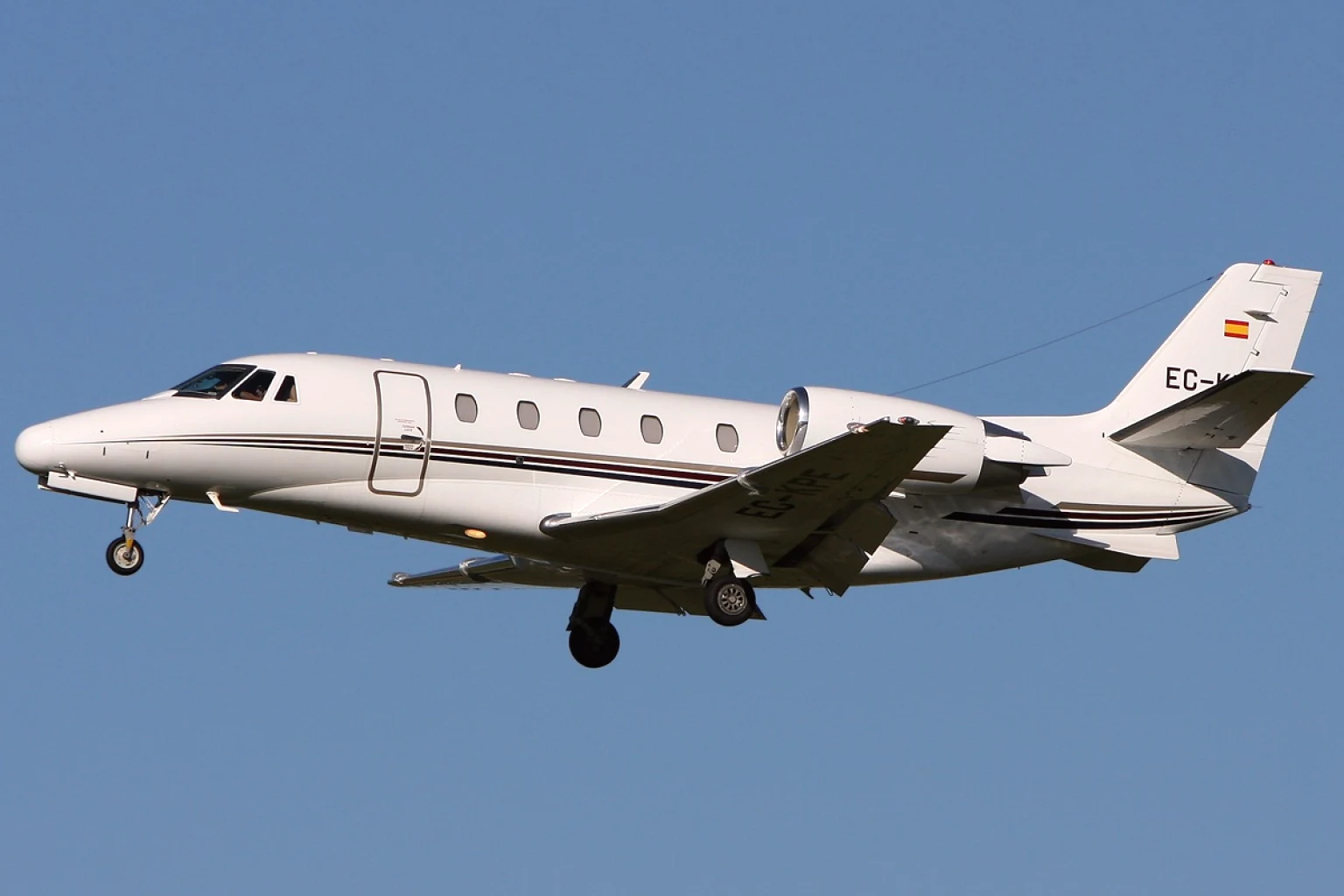 Jet privé préparé pour un vol charter AtlasJetX en soirée.